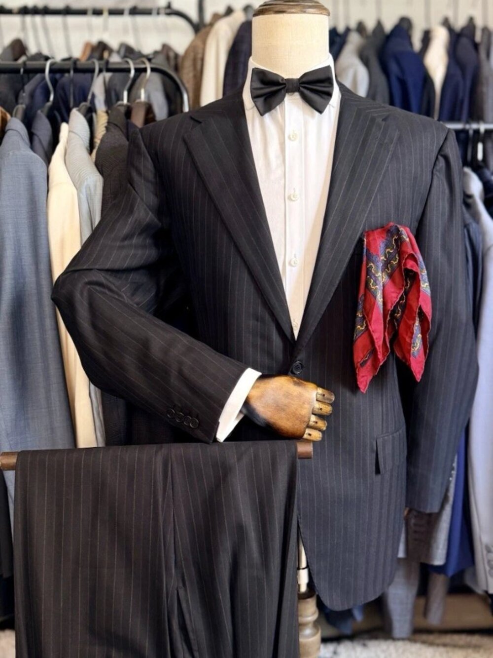 NEW Gorgeous Black Pinstriped 14 micron (Super 180’s) Kiton Suit 46R US/56R IT